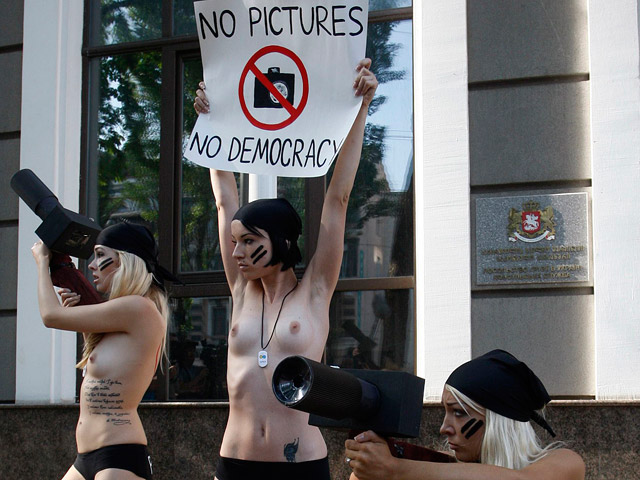 Активистки FEMEN проводили театрализованную акцию протеста против ареста в Грузии фотографов, которых местные власти обвинили в шпионаже