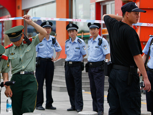 В китайской провинции Синьцзянь было совершено нападение на полицейский участок. Преступники взяли в заложники несколько человек и подожгли помещение. В итоге полицейские открыли по ним огонь