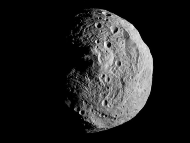 Американский исследовательский зонд Dawn ("Рассвет") передал на Землю первый подробный снимок астероида Веста, сделанный с самого близкого в истории освоения космоса расстояния