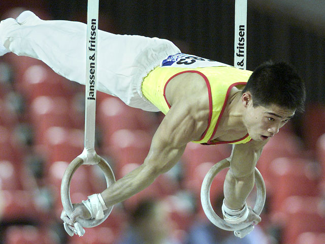 Один из самых перспективных китайских гимнастов, которому эксперты прочили олимпийскую славу, занимается попрошайничеством на улицах Пекина