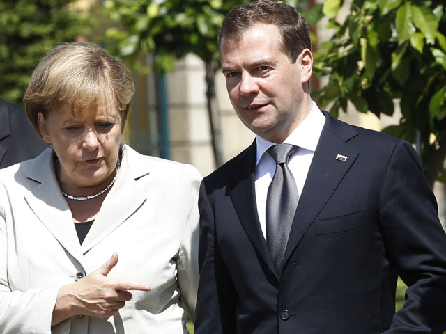 Медведев и Меркель обсуждают будущее атомной энергетики и "Северного потока"