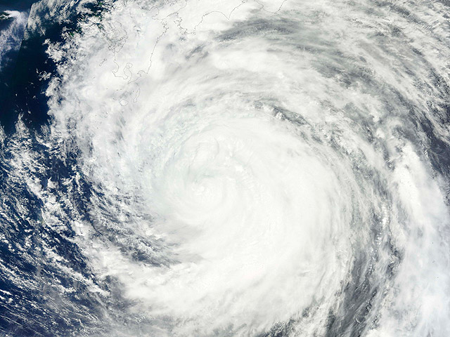 На японский остров Сикоку и юго-восточную часть острова Хонсю обрушился мощный тайфун "Ма-он"