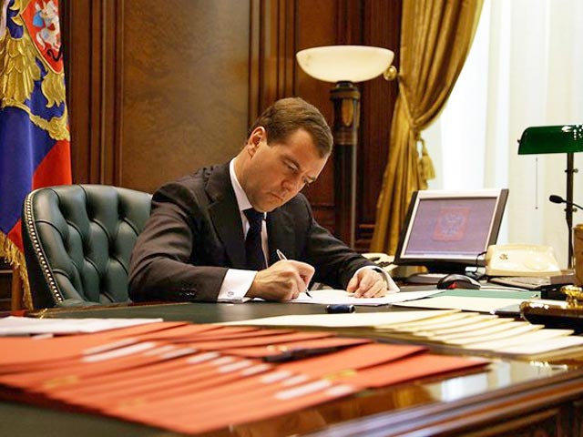 Президент России Дмитрий Медведев подписал два Федеральных закона, которые касаются детей