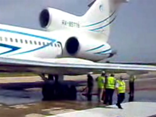 В аэропорту Краснодара самолет Ту-154 авиакомпании "Газпромавиа" рейсом "Краснодар-Сургут", на борту которого находились 142 человека, прервал взлет из-за неисправности шасси