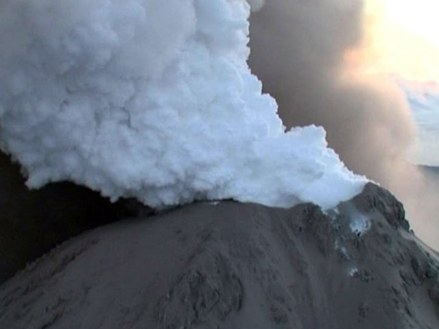 Вулкан Кизимен на Камчатке выбросил пепел на высоту три километра