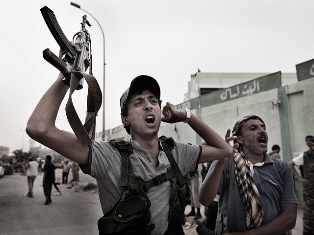 Бойцы ливийской оппозиции захватили в плен одного из командующих армией Муаммара Каддафи - генерала Абдулу Набиха Заида