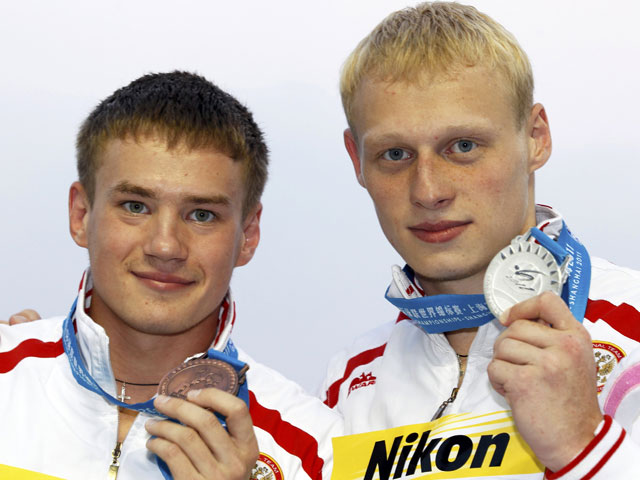 Россияне Илья Захаров и Евгений Кузнецов в пятницу показали второй и третий результаты соответственно в индивидуальных прыжках с трехметрового трамплина на проходящем в Шанхае чемпионате мира