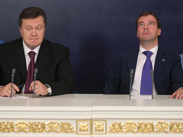 Ситуация тяжелая и будет таковой, если не пересмотреть условия договора 2009 года, - об этом Виктор Янукович 25 июня говорил с российским премьером Владимиром Путиным, об этом же 30-31 июля он собирается говорить со своим коллегой Дмитрием Медведевым