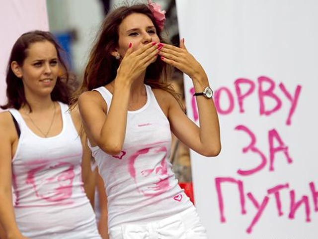 Надев разрисованные майки, девушки выстроились перед журналистами и начали скандировать "Путин! Путин!", ходить кругами и посылать воздушные поцелуи