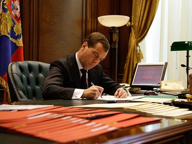 Президент России Дмитрий Медведев подписал закон "О внесении изменений в отдельные законодательные акты Российской Федерации", направленный на усиление ответственности за незаконные проведение азартных игр, сообщила в субботу пресс-служба Кремля