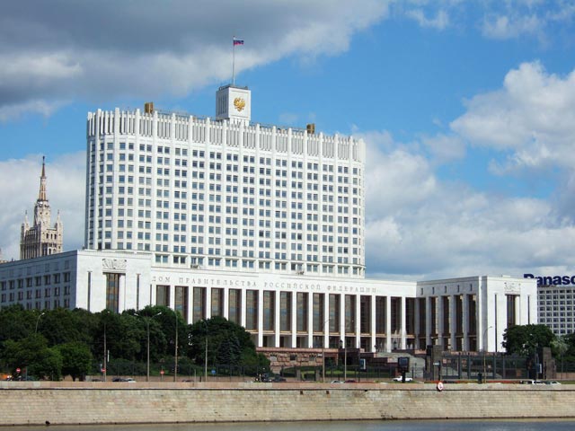 Обманутые дольщики, которые проводят акцию на лодке в Москве-реке около здания правительства, объявили голодовку до приезда к ним председателя правительства России