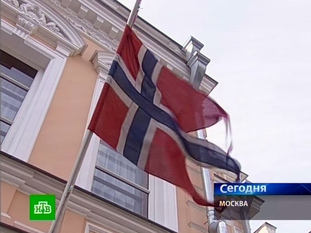 Россияне с самого утра приходят к зданию посольства Норвегии в Москве на Поварской улице, чтобы выразить соболезнование в связи с произошедшим накануне двойным терактом в этой стране