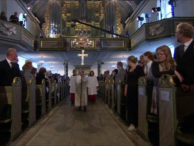 В кафедральном соборе в центре норвежской столицы, расположенном всего в двух минутах ходьбы от места взрыва, накануне была совершена панихида по погибшим в двойном теракте 22 июля