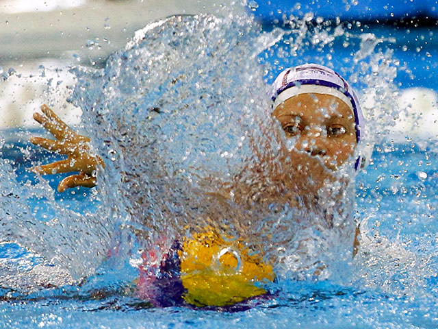 Женская сборная России по водному поло вышла в полуфинал чемпионата мира по водным видам спорта в Шанхае, одержав волевую победу в плей-офф над победительницами двух последних первенств континента - сборной США - со счетом 9:7