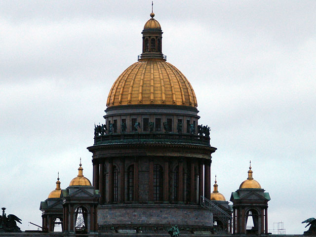 В Петербурге из-за гибели туриста из Красноярска, упавшего с Исаакиевского собора, нетрезвым гражданам могут запретить посещение музеев