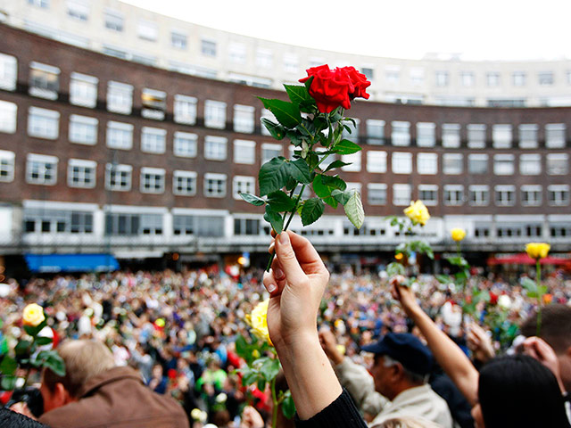 Несколько тысяч жителей Осло собрались в понедельник в центре столицы, чтобы почтить память жертв двойного теракта в Норвегии