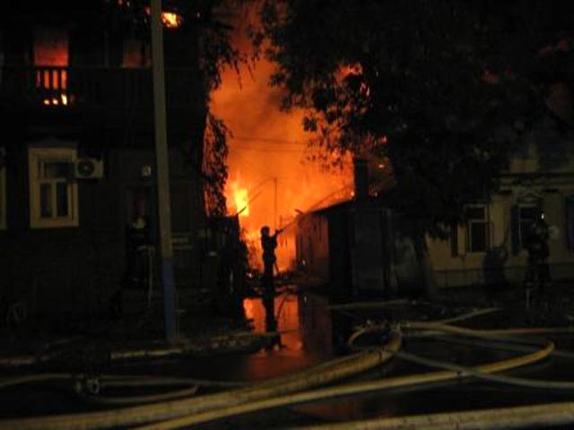 Крупный пожар в Астрахани: в четырех домах погибли три человека, еще 9 пострадали