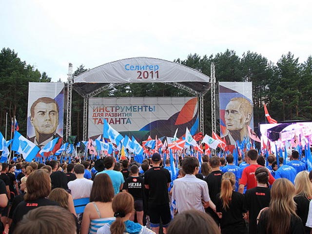 Более 7 тысяч молодых людей из более 40 регионов России принимают участие в смене "Политика", которая открылась в понедельник на молодежном форуме "Селигер-2011"