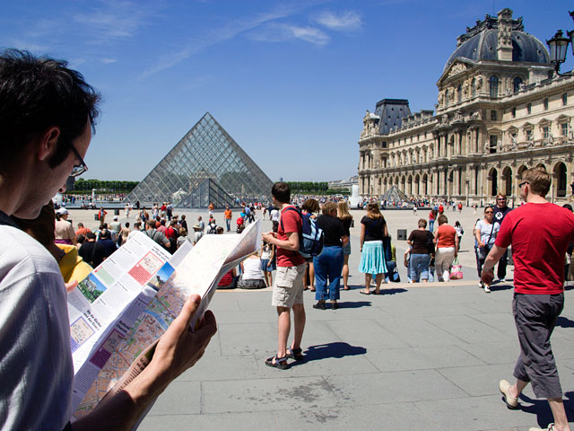 Столица Франции Париж признан самым дорогим городом мира для туристов