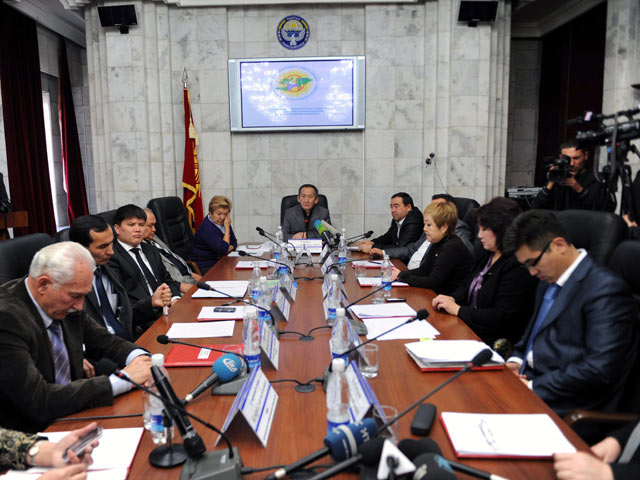 В Киргизии кандидатам в президенты страны запретили использовать в предвыборной кампании фотографии и видеозаписи, на которых они запечатлены с высокопоставленными иностранными чиновниками
