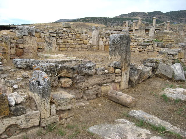 Развалины первоначальной гробницы апостола обнаружены на территории античного города Иераполя Фригийского 