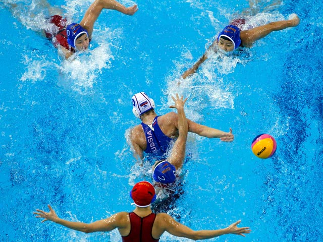 Женская сборная России по водному поло со счетом 12:13 уступила китаянкам в полуфинале чемпионата мира по водным видам спорта, колторый проходит в эти Шанхае, и теперь может претендовать лишь на бронзовые медали первенства