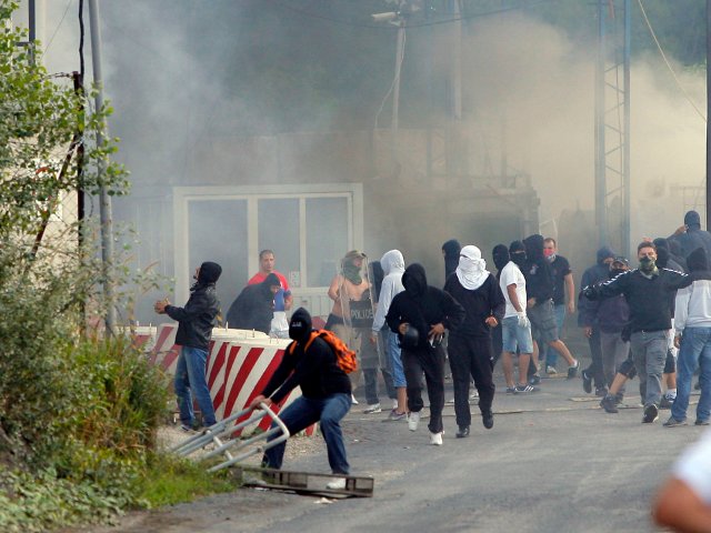 Двухдневный кризис, вызванный попыткой полицейского спецназа Косово "Роса" захватить КПП на административной линии разграничения с центральной Сербией в северном районе региона, вылился в итоге в насилие