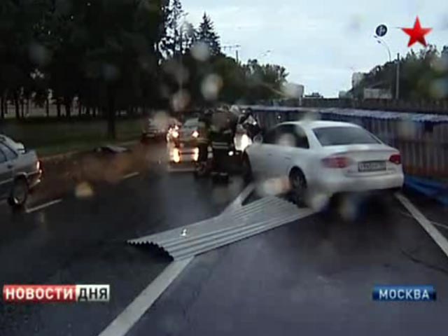 В результате урагана, который обрушился на Москву в четверг вечером, пострадали три человека