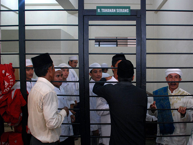 Суд Индонезии вынес беспрецедентно мягкий приговор в отношении участников тройного убийства по мотивам религиозной ненависти. Преступники проведут за решеткой максимум по полгода тюрьмы