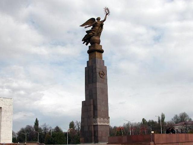 В Бишкеке демонтировали "Статую Свободы"
