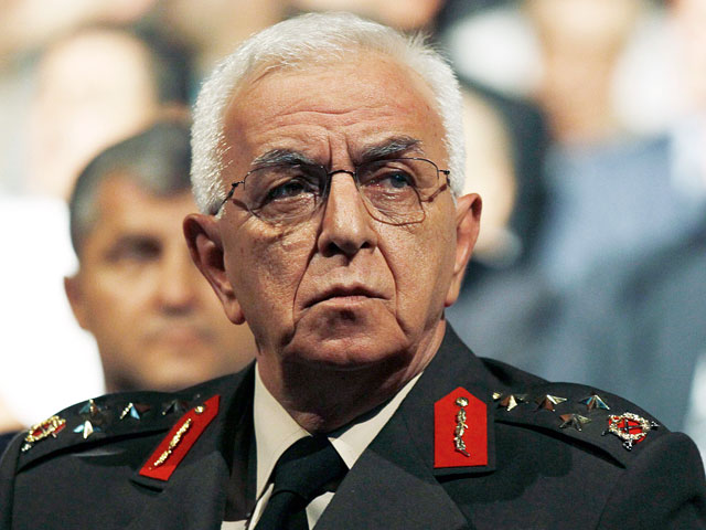 Начальник генштаба вооруженных сил Турции генерал Ышик Кошанер, а также главком сухопутных сил Эрдал Чейланоглу, и глава ВВС и ВМС Хасан Аксай подали в отставку из-за разногласий с правительством