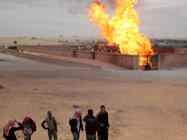 За последние полгода действующие на Синае подпольные группировки исламистов трижды взрывали трубопровод, по которому египетский газ поступает в Израиль и Иорданию