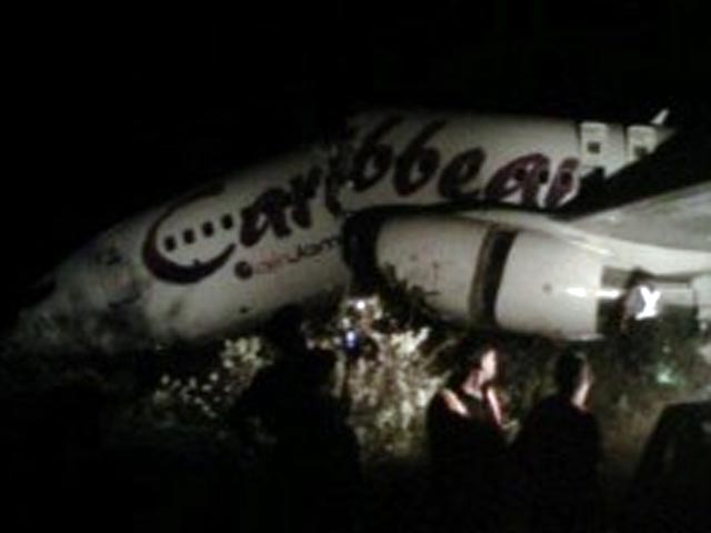 Самолет Boeing 737-800 авиакомпании Caribbean Airlines, следовавший из Нью-Йорка, сошел с взлетно-посадочной полосы и развалился на две части при посадке в международном аэропорту Чедди Джаган в Гайане