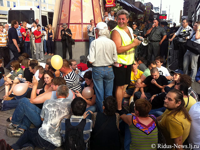 Полиция пока не задерживает участников "сидячей" демонстрации в защиту 31-й статьи Конституции, проходящей на Триумфальной площади в Москве