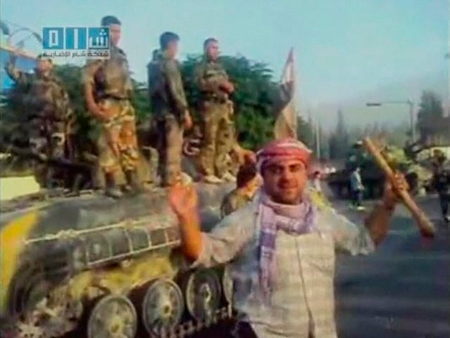 Спецподразделения по борьбе с мятежниками преследуют вооруженные группы боевиков, терроризирующих население в городе Хама