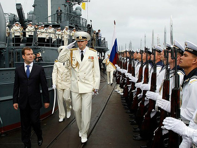 Президент Дмитрий Медведев, который накануне отметил День Военно-морского флота в Балтийске, должен был прилететь на торжества на базу Черноморского флота РФ в Севастополе