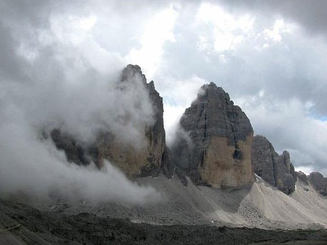 37-летний священник отец Канчо Кабадийский из Ловеча поднялся с командой опытных болгарских альпинистов на итальянскую гору Чима Гранде высотой в 2998 метров