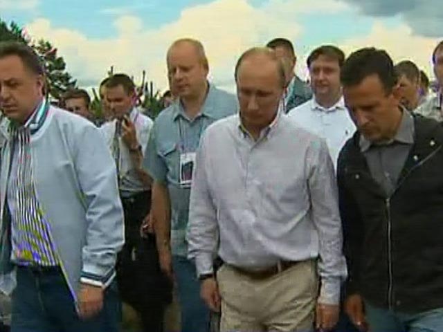Премьер-министр России Владимир Путин посетил закрытие молодежного форума "Селигер-2011", который проводится Росмолодежью при поддержке движения "Наши"