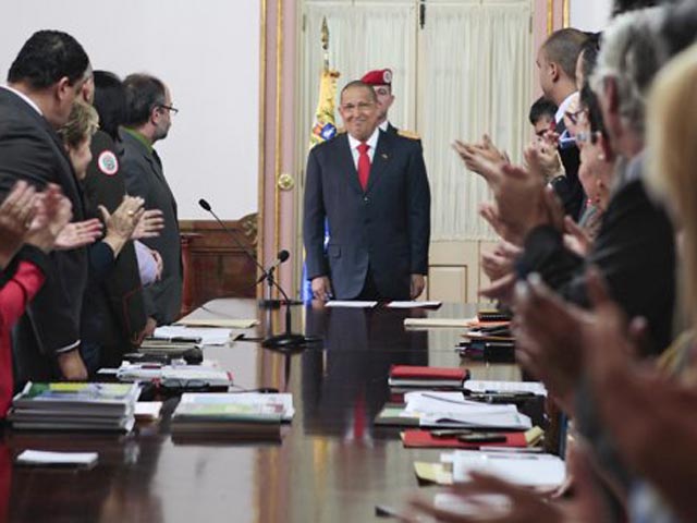 Уго Чавес предстал в "новом имидже": химиотерапия лишила его шевелюры