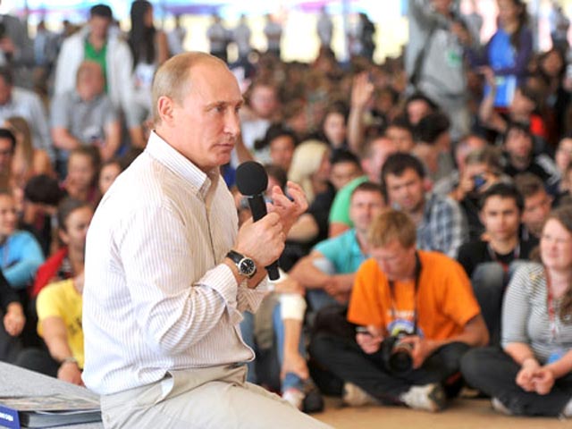 Премьер-министр Владимир Путин стал единственным из высших лиц государства, приехавших в этом году на молодежный форум "Селигер-2011"