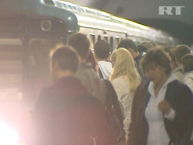 В московском метро женщина, бросившись под поезд, пробила лобовое стекло кабины машиниста