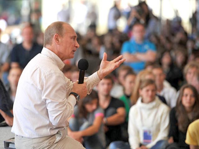 Российский премьер-министр Владимир Путин высказался особенно лихо: 1 августа, выступая перед молодыми последователями на Селигере, он сказал, что США сродни "паразиту" для мировой экономики