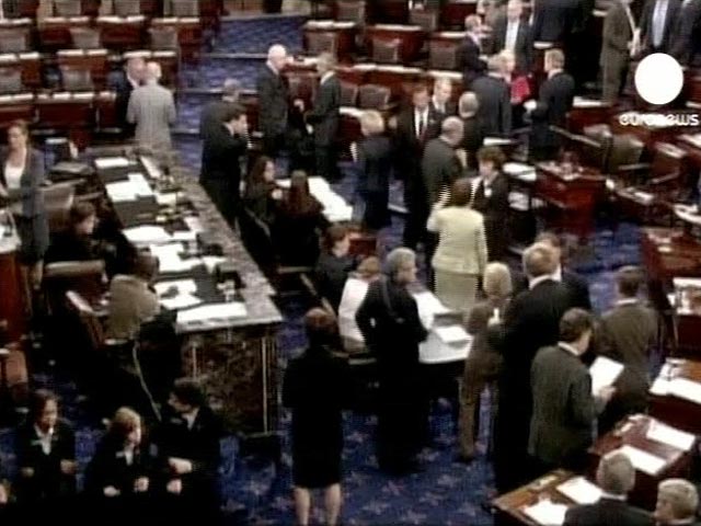 Американский сенат одобрил законопроект о поднятии потолка госдолга и сокращении бюджетного дефицита. Как передает ИТАР-ТАСС, за него высказались 74 сенатора, против - 26