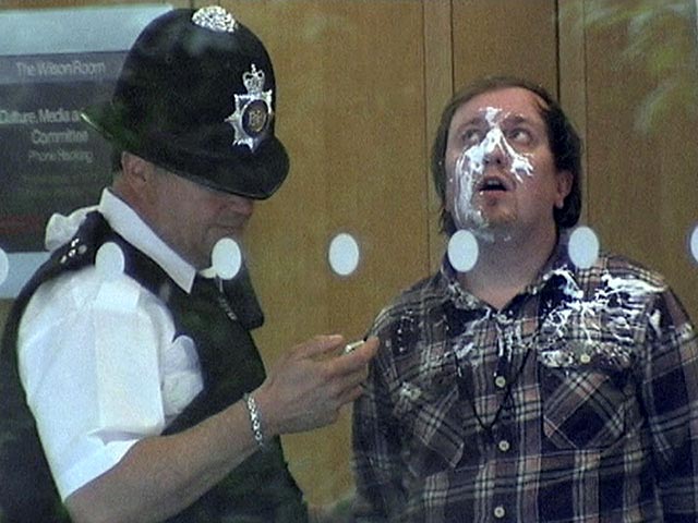 К 6 неделям тюремного заключения приговорен 26-летний британец Джонатан Мэй-Боулз, который 19 июля бросил тарелку с мыльной пеной в Руперта Мердока на слушаниях в парламенте Великобритании