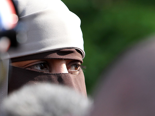 Вслед за Францией и Бельгией, которые ввели запрет на ношение паранджи в общественных местах, теперь и в Италии мусульманкам могут запретить носить одежду, закрывающую лицо