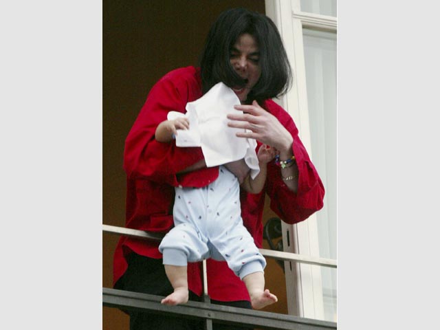 Майкл Джексон, вывесивший своего ребенка за перила балкона на пятом этаже