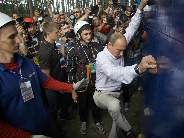 На Селигере, где ежегодно собирается прокремлевская молодежь, Путин, в этот раз посетивший лагерь единственным из первых лиц государства, "показал отличный пример физической формы"