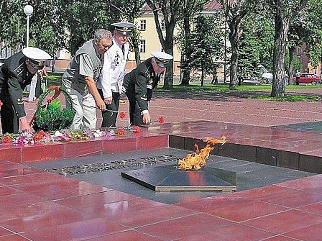 В Петрозаводске задержаны двое мужчин, которые затушили пивом Вечный огонь в мемориале защитникам Отечества, отмечая День ВДВ