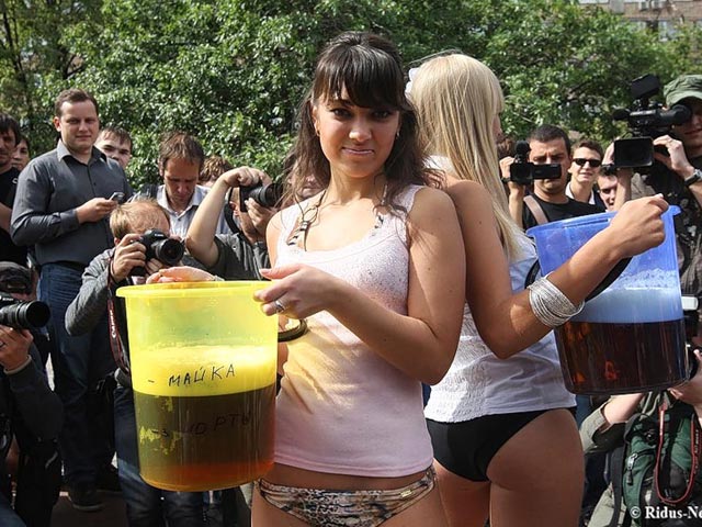 Фанатки Медведева разделись "за пиво" в центре Москвы