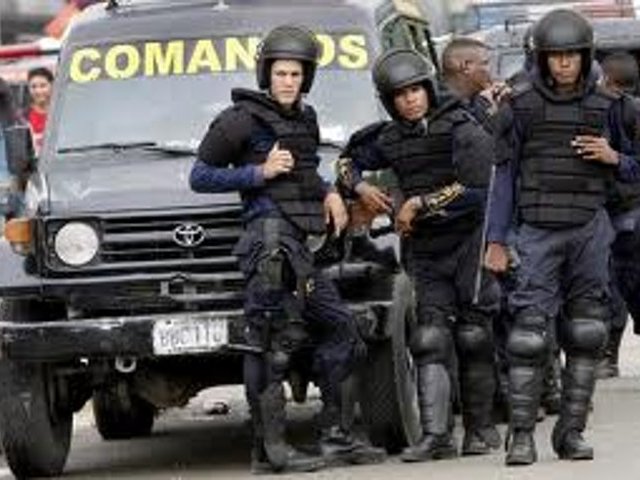 Венесуэльская полиция при попытке ареста застрелила в городе Маракайбо двух мужчин, которые подозревались в недавнем нападении на сотрудников регионального представительства государственного телеканала "Виве"